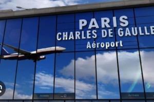 an airplane is flying reflected in the glass of a building at studio 20 min aéroport CDG in Othis