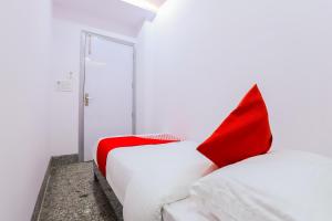 two beds with red pillows in a room at OYO Hotel New Tech India in New Delhi