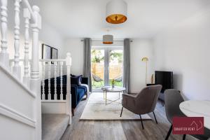ein Wohnzimmer mit einem Sofa und einem Tisch in der Unterkunft Woking, Knaphill - 2 Bed House - Parking & Garden in Brookwood