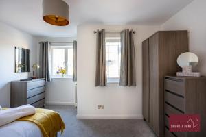Postel nebo postele na pokoji v ubytování Woking, Knaphill - 2 Bed House - Parking & Garden