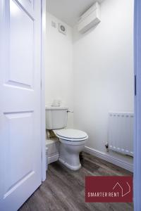 a bathroom with a white toilet in a room at Woking, Knaphill - 2 Bed House - Parking & Garden in Brookwood