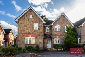 a large brick house with a roof at Woking, Knaphill - 2 Bed House - Parking & Garden in Brookwood
