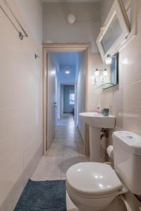 ein Badezimmer mit Toilette und Waschbecken in der Unterkunft Lemon Tree House in Iraklio + 17 Fotos