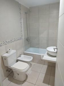 bagno bianco con servizi igienici e lavandino di Cabildo Complete Suite a Buenos Aires