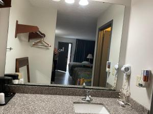 una persona que toma una foto de un espejo de hotel en Deerfield Inn, en Xenia