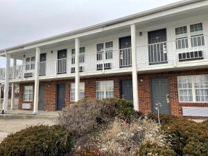 an apartment building with white columns and windows at Deerfield Inn in Xenia