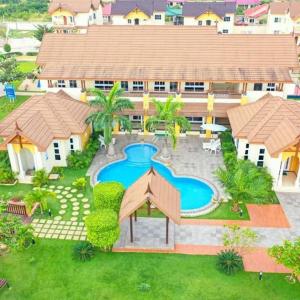 vista aerea di un resort con piscina di Paradise estate a Accra