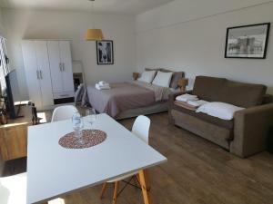 uma sala de estar com uma cama e um sofá em Cabildo Complete Suite em Buenos Aires