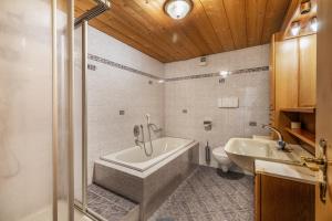 La salle de bains est pourvue d'une baignoire, d'un lavabo et de toilettes. dans l'établissement Tendershof Reschen, à Resia