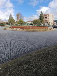 una calle adoquinada con un edificio en el fondo en Residencial S. Gião, en Valença