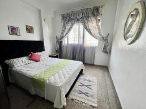 um quarto com uma cama e uma janela em Appartement Lallaty em Rabat