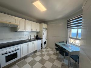Η κουζίνα ή μικρή κουζίνα στο Un lujoso duplex en Radazul en primera linea de playa y con parking propio