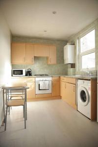 Kuchyň nebo kuchyňský kout v ubytování 2 New bed flat in hammersmith