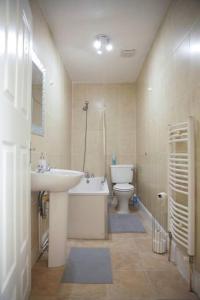 a bathroom with a sink and a toilet at 2 New bed flat in hammersmith in London