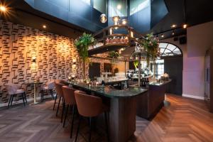 a bar in a restaurant with bar stools at Landgoed Rhederoord nabij Arnhem in De Steeg