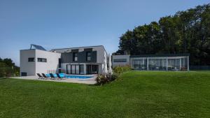 Πισίνα στο ή κοντά στο Casa Cielo, new modern villa with outdoor pool