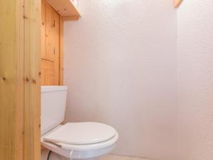 a bathroom with a white toilet in a room at Studio Les Arcs 1800, 1 pièce, 2 personnes - FR-1-346-487 in Arc 1800