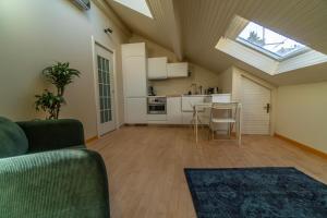 a living room with a couch and a kitchen at Casa Anzi in Como