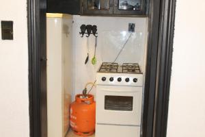 uma cozinha com um fogão e um frigorífico em Kaburei Ap 7 em Ciudad del Este