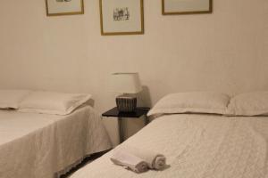 Duas camas sentadas uma ao lado da outra num quarto em Kaburei Ap 7 em Ciudad del Este