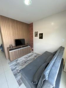 1 dormitorio con 1 cama y TV de pantalla plana en Kitnet 02, en Rio Negrinho