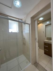 y baño con ducha y lavamanos. en Kitnet 02, en Rio Negrinho