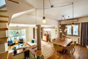 jadalnia i salon ze stołem i krzesłami w obiekcie La Casa Di Fiori Stylish Holiday Home w mieście Platanias