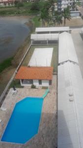 an overhead view of a swimming pool next to a building at Apartamento em frente ao Laguinho in Salinópolis