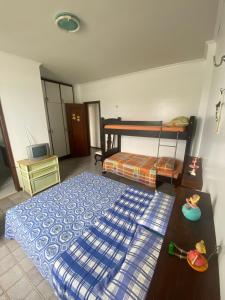 a bedroom with two bunk beds and a table at Apartamento em frente ao Laguinho in Salinópolis