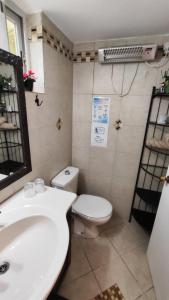 bagno con servizi igienici bianchi e lavandino di Gorgeous and cozy place in perfect location a Hashmona'im