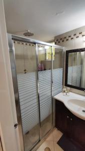 bagno con doccia e lavandino di Gorgeous and cozy place in perfect location a Hashmona'im