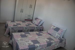 Giường trong phòng chung tại pousada pé na areia