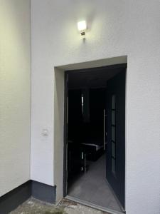Moderne Wohnung in Spaichingen في Spaichingen: باب لغرفة في مبنى
