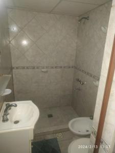 y baño con lavabo y aseo. en Depto IPA en Paraná