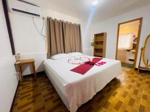 Un dormitorio con una cama blanca con un pastel. en Dolce Vita Resort en Moalboal