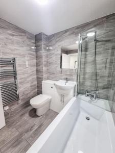 Kylpyhuone majoituspaikassa Elegant City Apt: 1-BR Luxury