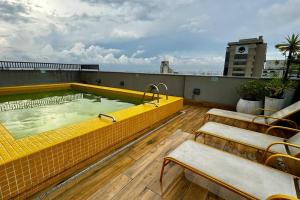 uma piscina no telhado de um edifício em Studio Charmoso na Vergueiro em São Paulo