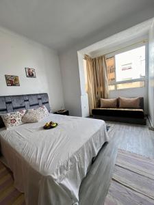 um quarto com uma cama com uma tigela de fruta em Appartement Lallaty em Rabat
