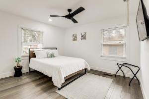 um quarto com uma cama e uma ventoinha de tecto em Decatur Home with Deck - 9 Mi to State Farm Arena! em Decatur