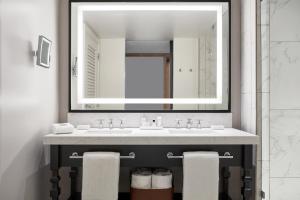 納許維爾的住宿－JW Marriott Nashville，一间带水槽和大镜子的浴室