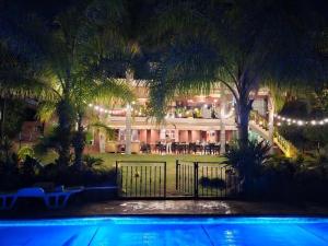 - Vistas a una casa con piscina por la noche en 10 Bedroom 5 Star Luxury Villa & Heated Pool for 5 to 30 Guests near Alicante, en Mutxamel