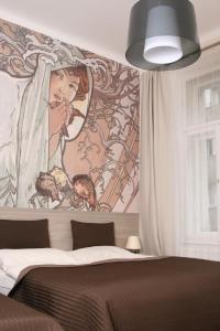 um quarto com uma grande pintura na parede em Hotel Klara em Praga