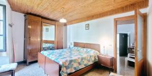 Taceno的住宿－La corte di via Chiarello，一间卧室设有一张床和木制天花板