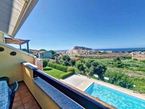 - une vue sur la piscine depuis le balcon d'une maison dans l'établissement La Belavi', à Castelsardo