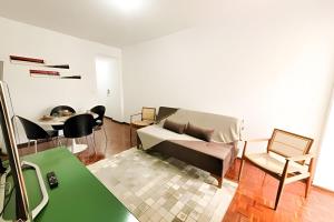 sala de estar con sofá, mesa y sillas en Nosso Apê Andradas: Apartamento com Garagem NA0701 en Juiz de Fora