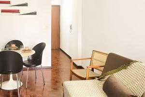 sala de estar con sofá, sillas y mesa en Nosso Apê Andradas: Apartamento com Garagem NA0701 en Juiz de Fora