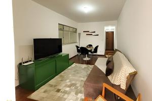 una sala de estar con un armario verde y una mesa en Nosso Apê Andradas: Apartamento com Garagem NA0701 en Juiz de Fora