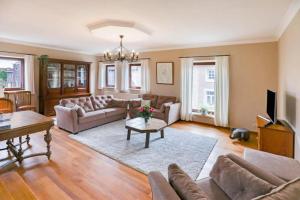 a living room with couches and a table at Bij Suus onder de wol in Borgloon