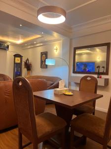 sala de estar con mesa y sofá en Luxury 2 Bedroom Apartment in the Heart of WUSE 2, WIFI,NETFLIX, 24hrs Light en Abuja