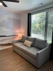 uma sala de estar com um sofá e uma grande janela em Spacious TH w/ Firepit, Mountain Views & Garage em Denver